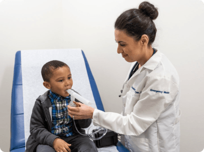 Interior del consultorio de Diverse Community Healthcare en Porter