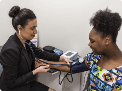 Interior del consultorio de Diverse Community Healthcare en Porter